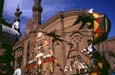 Balan�oires pour enfants pour c�l�brer le mouled du proph�te. Arri�re plan: mosqu�e al-Rifai. Le Caire. Children swing to celebrate the mulid of prophet Muhammad.  In the background: the Rifai mosque. Cairo.