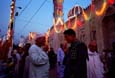 D�gustation de glaces � la mangue. Mouled de Sayyeda Zeinab. Le Caire. Enjoying mango ice cream.  Mulid of Sayyeda Zeinab. Cairo.  