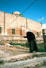 Un vieux disciple de la confr�rie qadereya entrant dans la zaweyya badenjkeyya � Alep pour la r�union hebdomadaire.