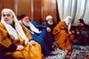 Conversation entre les disciples de la confr�rie soufie du Shaykh Habboush apr�s la c�r�monie de sama' (audition mystique) et de zikr (rituel de r�p�tition des noms de Allah). Bab al-Haddid, Alep, Syrie.